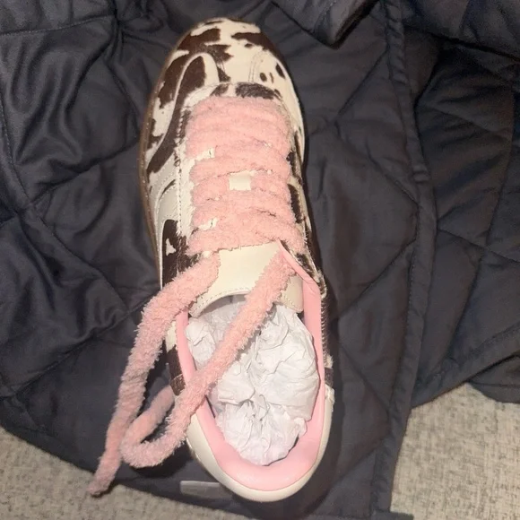 Steve Madden Fuzzy Multicolor Cow Print Sneakers – Pink Laces – Size 8 – NIB🐮🐄 - Picture 4 of 6